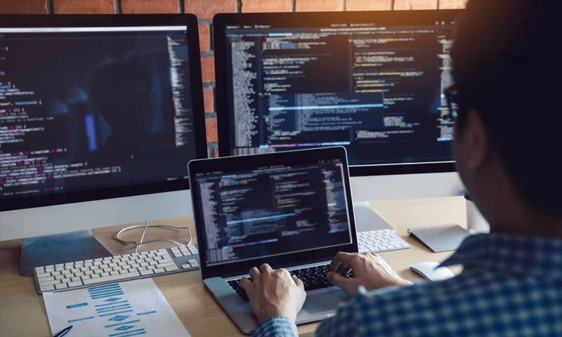 数据科学选型：R与Python如何赋能铁东区网站建设？